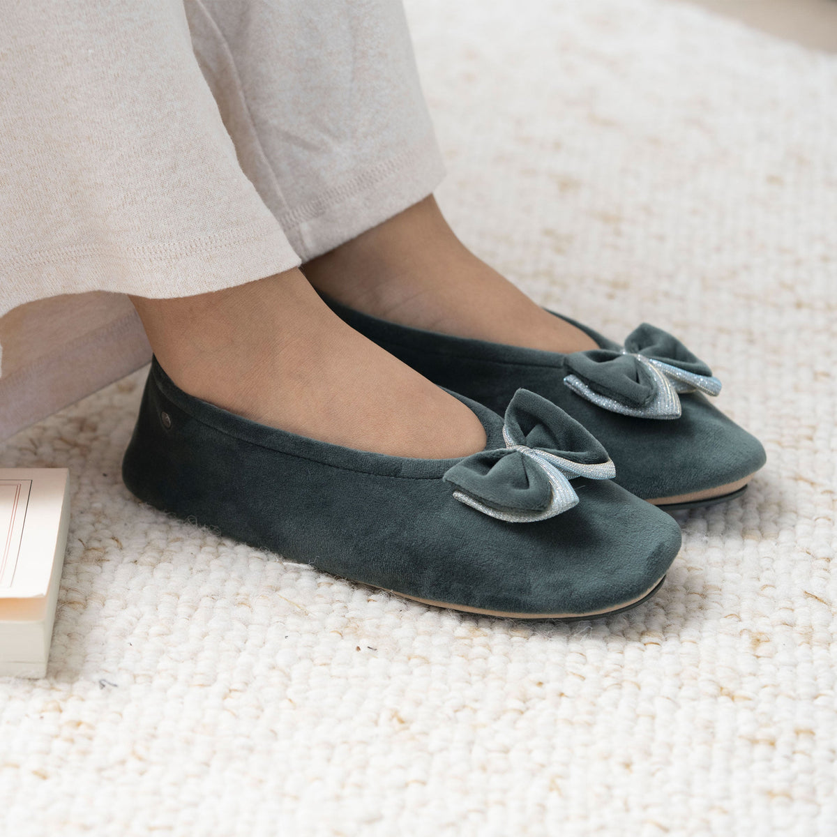 Isotoner Dames Pantoffels Ballerina Dubbele Strik Salie